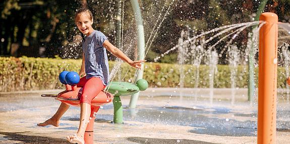 Wasserspielplätze in Wien Kind hat Spaß auf Wasserspielplatz