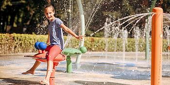 Kind hat Spaß auf Wasserspielplatz