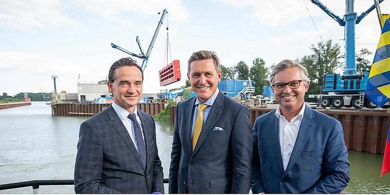 Gollowitzer, Hanke und Brunner vor dem neuen Hafentor
