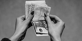 Miete zurück Frau zählt 100 Euro Scheine