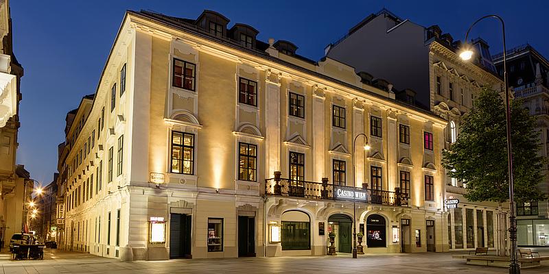 Casino Wien in der Kärtnerstraße beleuchtet bei Nacht