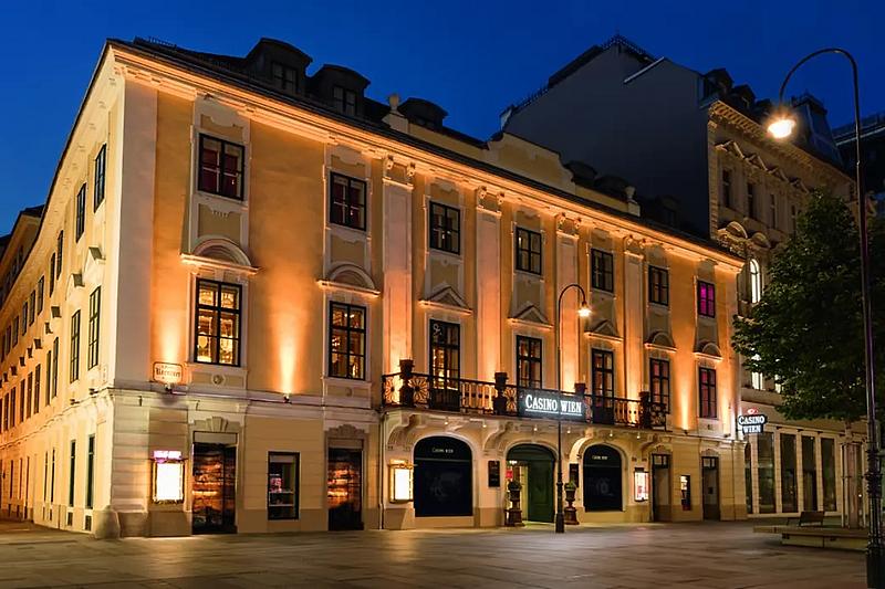 Gebäude des Casino Wien von Außen bei Nacht