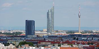 Donauturm und Millennium Tower bei Tag.