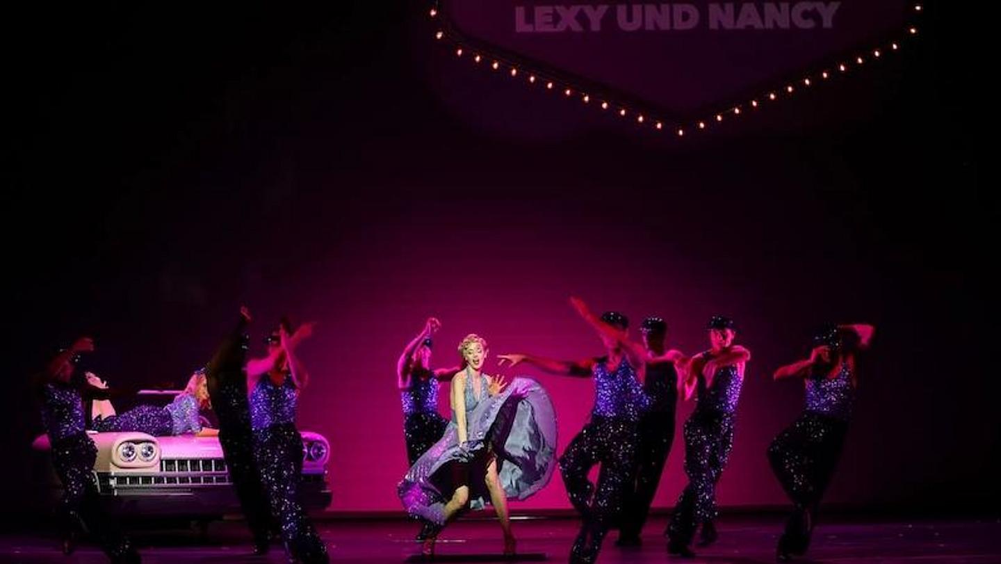 „Follies“- Sondheims Broadway-Klassiker vom 18.–30.04.2026 live an der Volksoper Wien. 