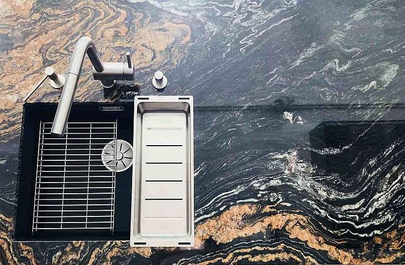 Arbeitsplatte aus Marmor mit kleinem Waschbecken