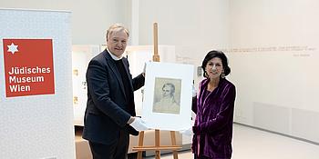 ALBERTINA-Generaldirektor Klaus Albrecht Schröder und Jüdisches Museum Wien-Direktorin Danielle Spera mit der Schenkung