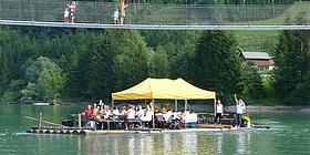 Eine Brücke des Klettergarten über einem Floß