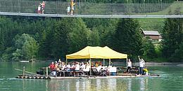 Eine Brücke des Klettergarten über einem Floß
