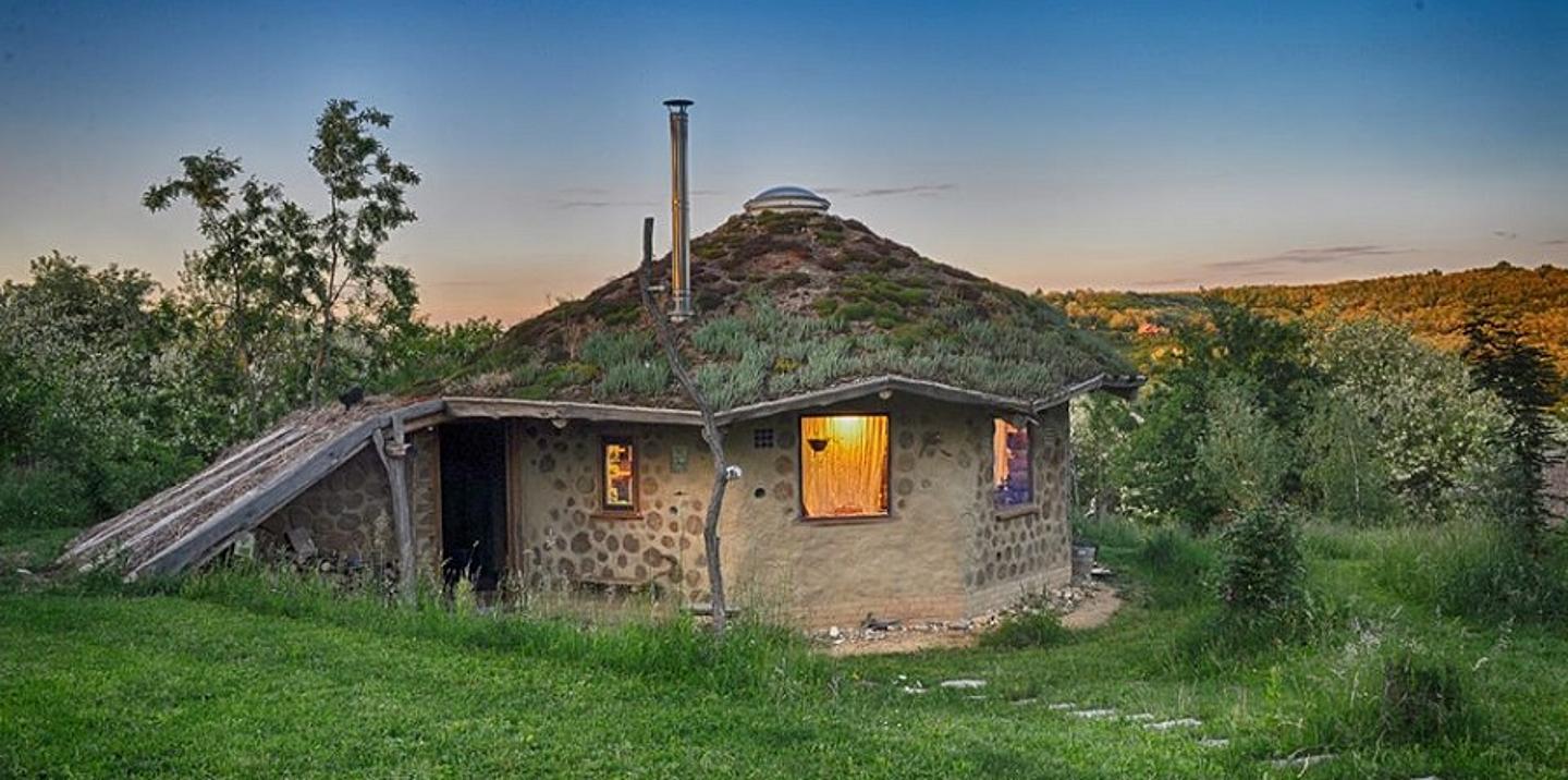 Hobbit Haus aus Lehm von Außen
