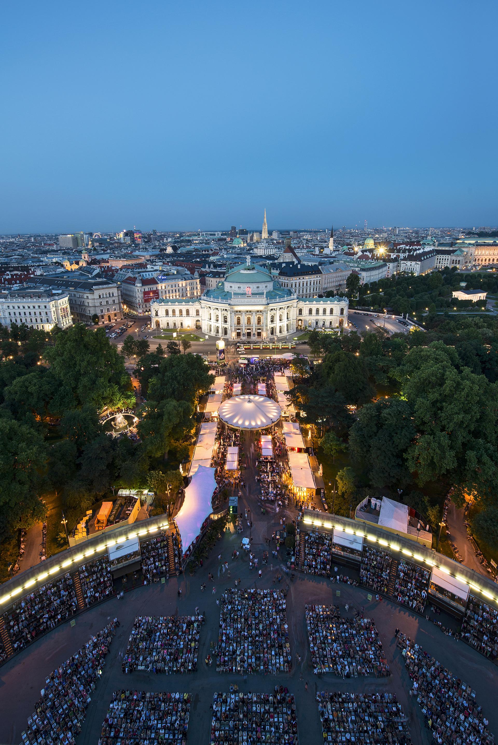 Bild von gut besuchtem Filmfestival am Rathausplatz in Wien.