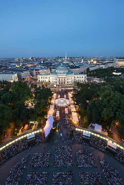 Bild von gut besuchtem Filmfestival am Rathausplatz in Wien.