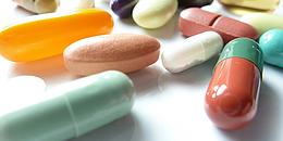 Bunte Tabletten vor weißem Hintergrund