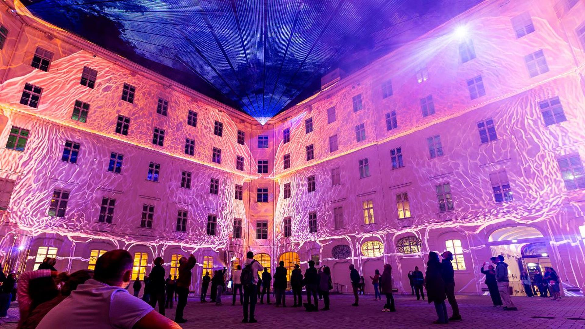 Bildprojektion auf die Fassade der alten Post Wien
