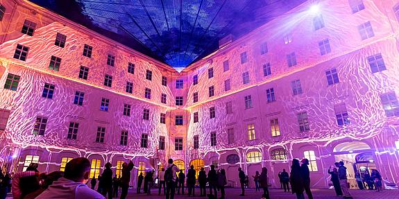 Bildprojektion auf die Fassade der alten Post Wien