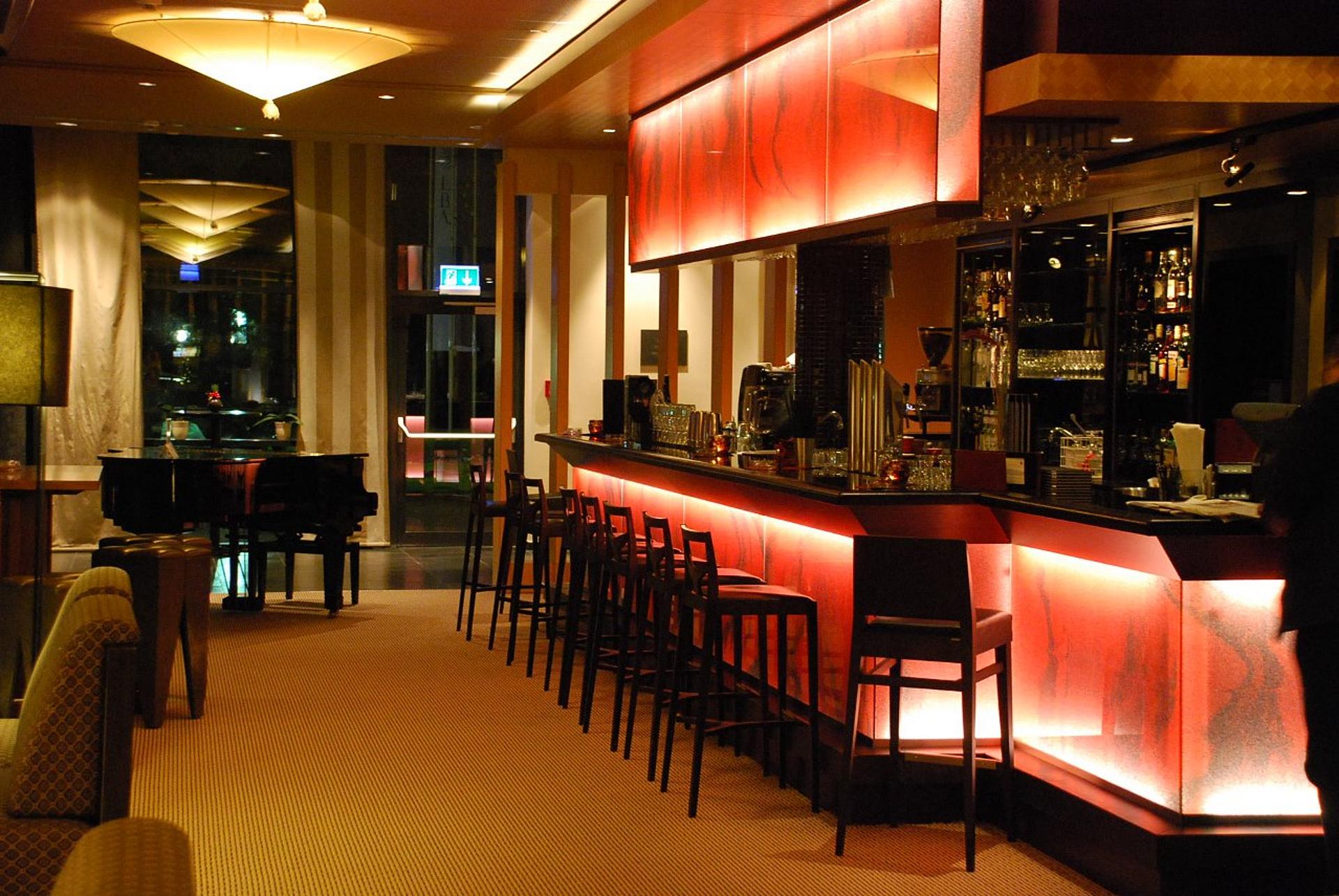 Bar in rotem Licht
