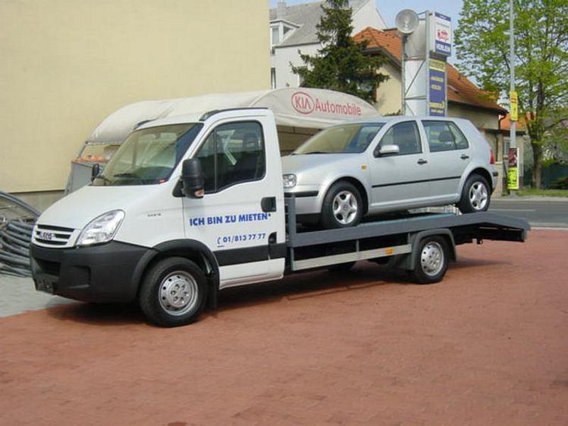 Autotransporter, auf der Ladefläche steht ein silberfarbenes Kleinauto