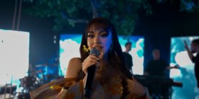 Die Sängerin Ayliva live auf der Bühne