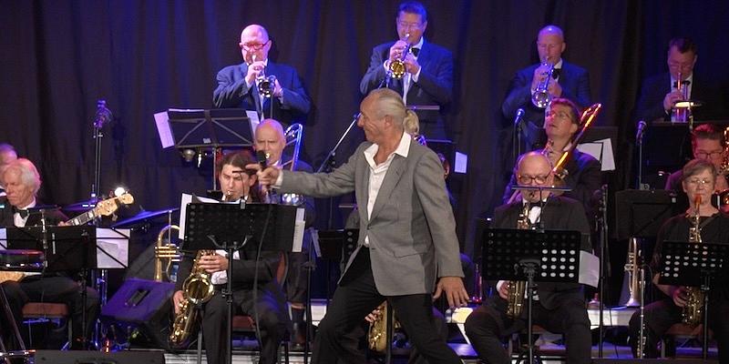 RayVille Big Band mit Joey Green in the front