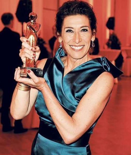 Schauspielerin Adele Neuhauser mit Romy Preis 2013