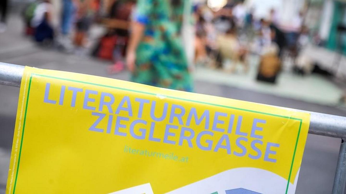 Bunt gestaltetes Festivalplakat der Literaturmeile Zieglergasse am 13. September 2025 