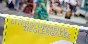 Bunt gestaltetes Festivalplakat der Literaturmeile Zieglergasse am 13. September 2025 