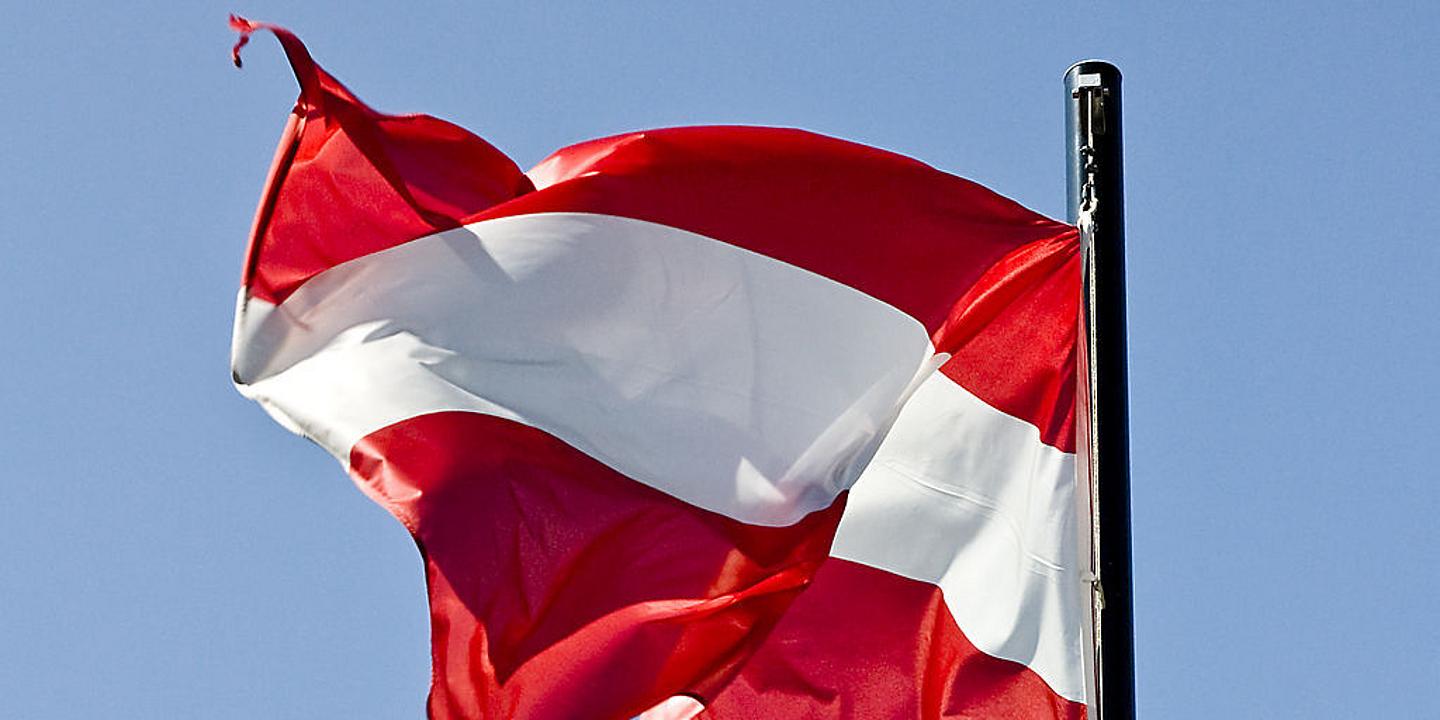 Österreich-Flagge Die Österreich Flagge weht im Wind.