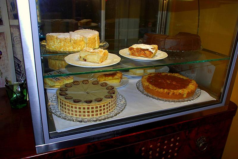 Kuchenvitrine im Schloss Concordia
