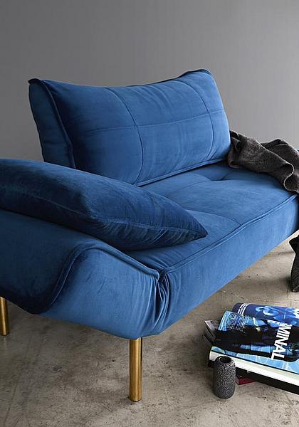 ein blaues Schlafsofa