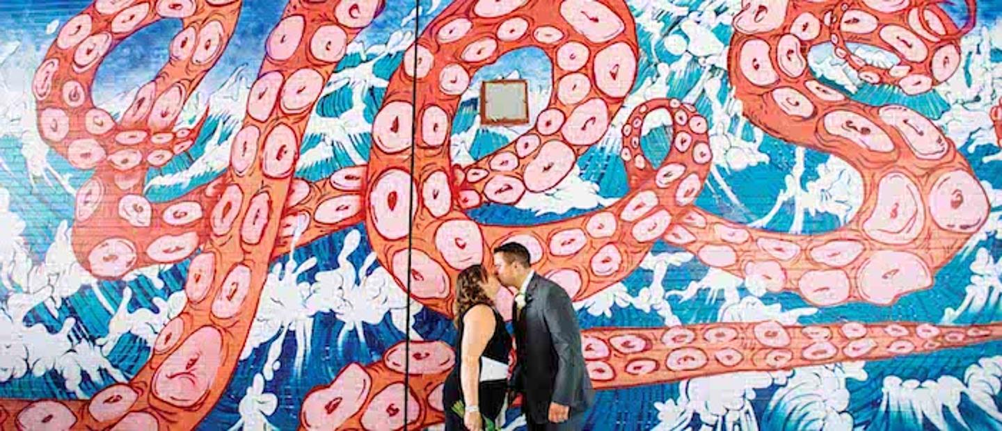 Zwei küssende vor riesiegem Schriftzug YES