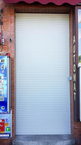 Rollladen vor einem Trafikeingang
