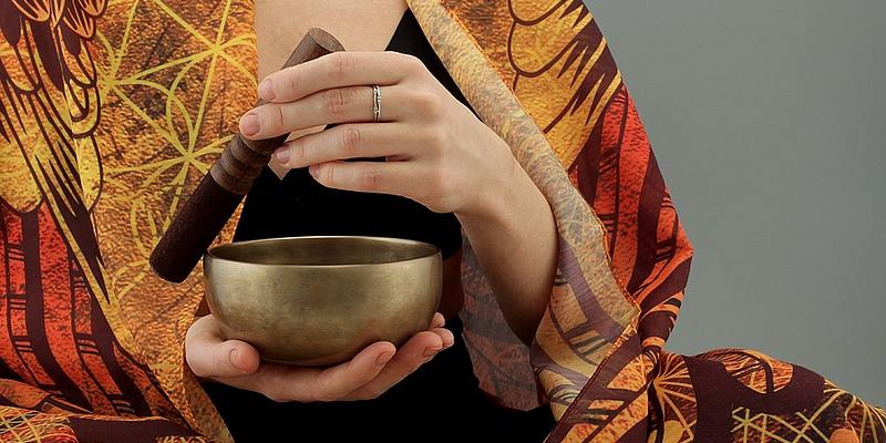 Esoterikmesse Spiritualität und Heilen Stadthalle Frau mit Klangschale