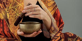 Frau mit Klangschale