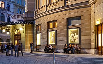 Seitenansicht auf den Eingang vom Raimundtheater Wien