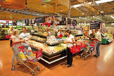 Kunden im Hypermarkt Interspar in Wien Mitte The Mall