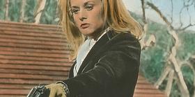 Tippi Hedren richtet ihre Pistole mit coole Präzision auf ihren Widersacher