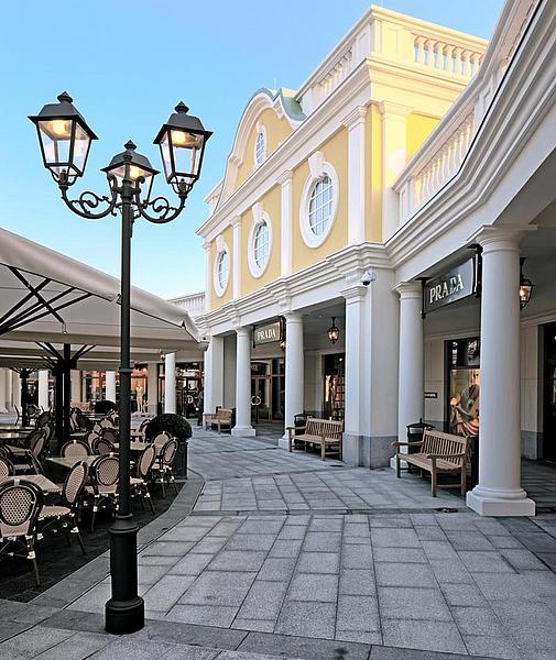 Arkadengang im Designer Outlet Parndorf
