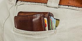 geldtasche eingesteckt in der hinteren Hosentasche