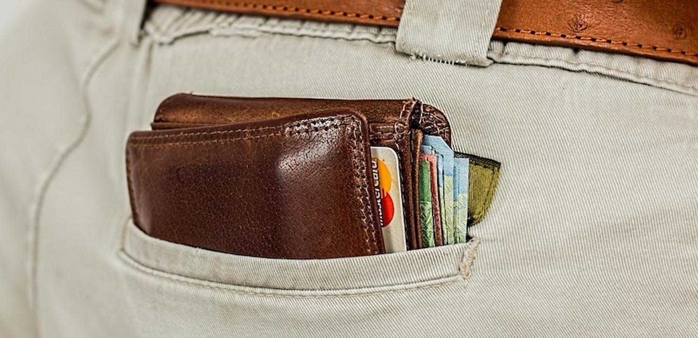 geldtasche eingesteckt in der hinteren Hosentasche