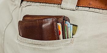 geldtasche eingesteckt in der hinteren Hosentasche