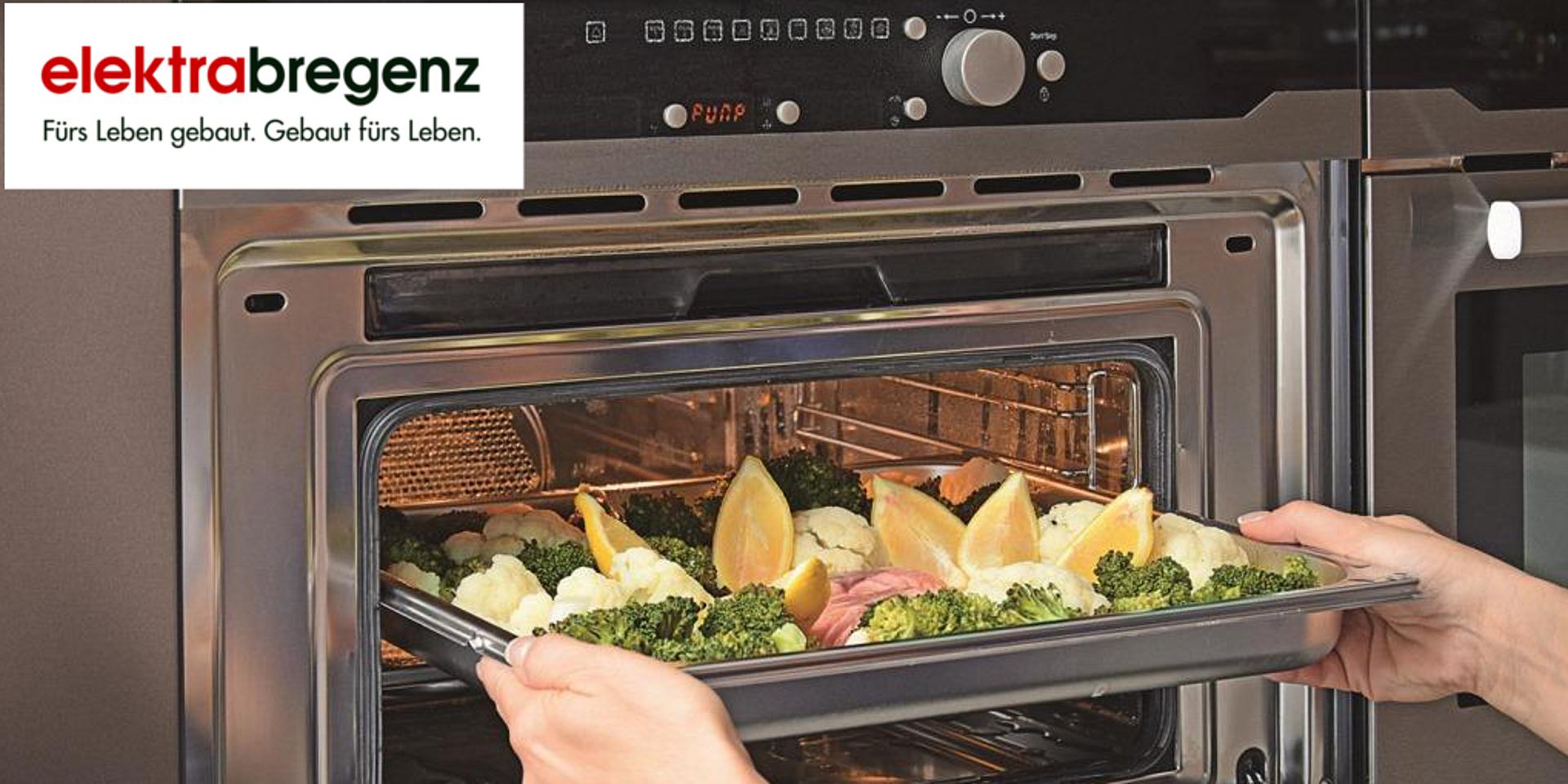 Essen wird in den Dampfgarer geschoben