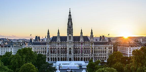 Das Wiener Rathaus in Totale mit Sonnenuntergang