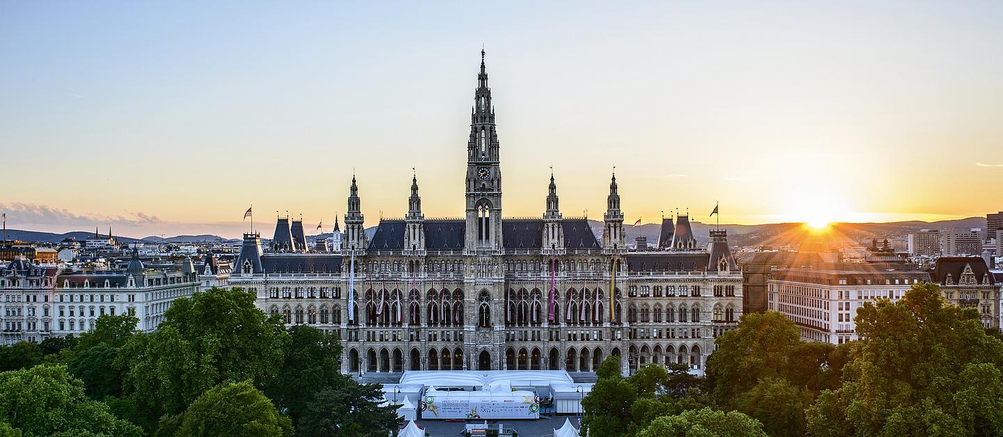 Das Wiener Rathaus in Totale mit Sonnenuntergang