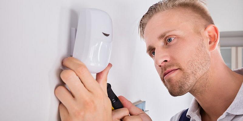 Mann montiert Sensor