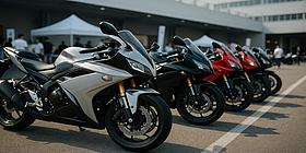 motorräder in einer Reihe bei einer Messe