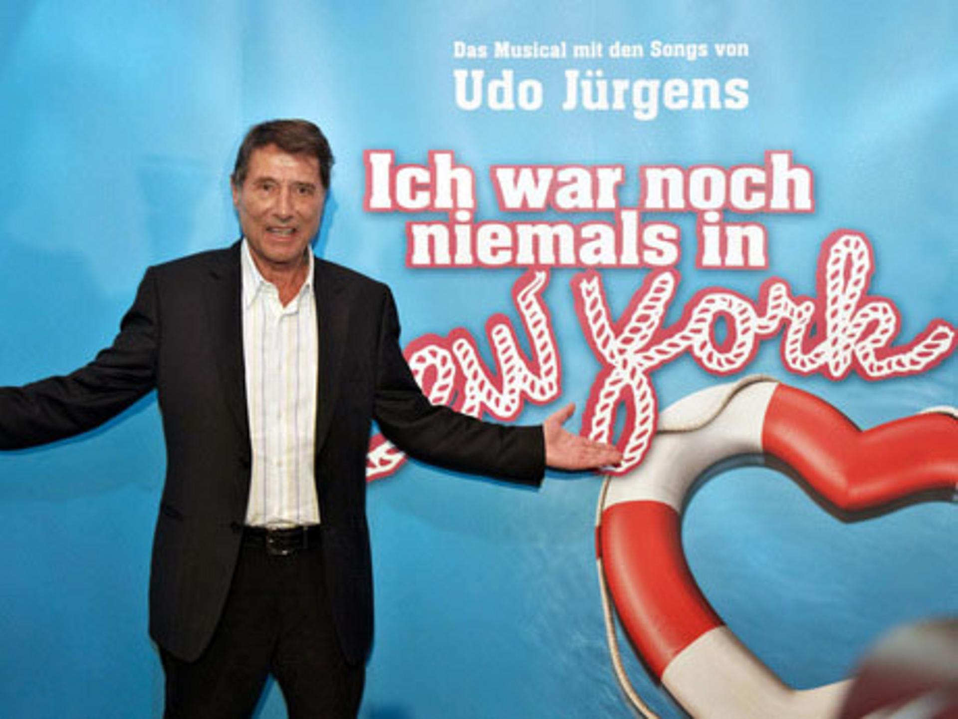 Ein Gruß von Udo Jürgens vor einem Transparent des Musicals