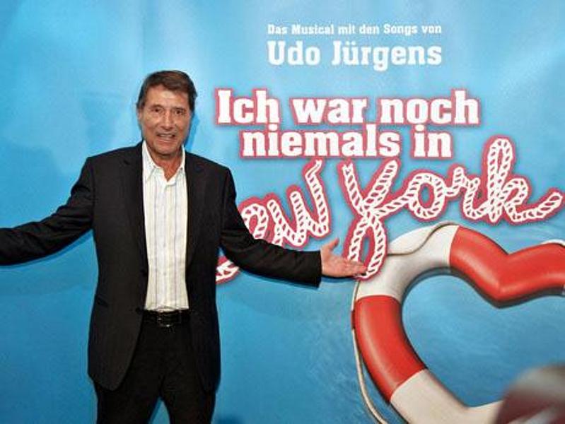 Ein Gruß von Udo Jürgens vor einem Transparent des Musicals