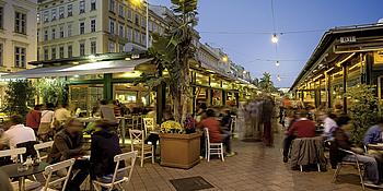 Gastgärten am Wiener Naschmarkt in der Abenddämmerung