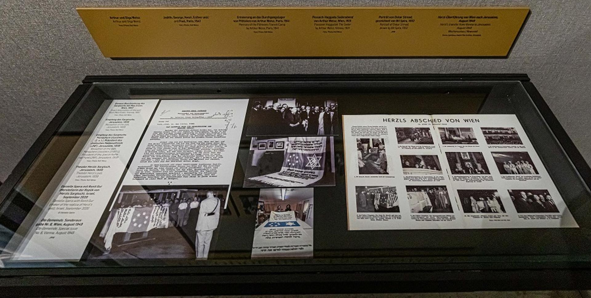 Glasvitrine in einer Ausstellung