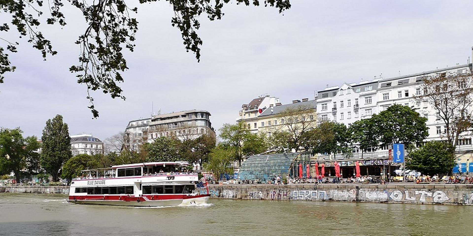 Der Donaukanal auf dem ein Twin City Liner Schiff fährt
