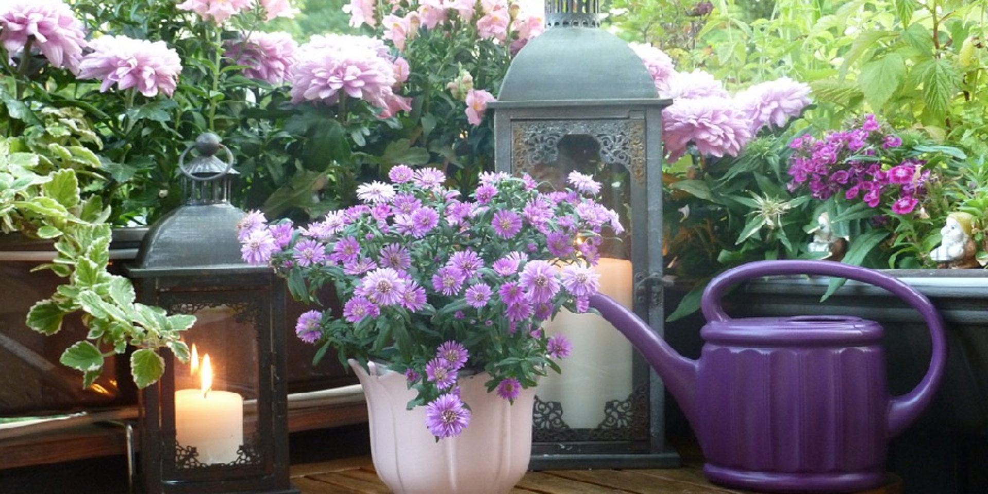 Laternen am Balkon und Gießkanne